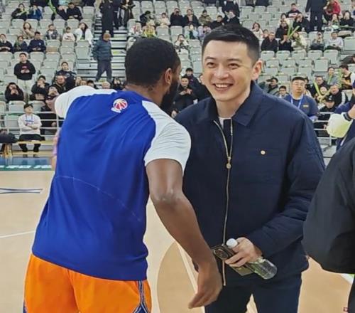 邵佳亮相助,西沧对决握,手言和,天下足球,足球博彩,足球赛事投注,体育平台,足球赛事,在线足球博彩